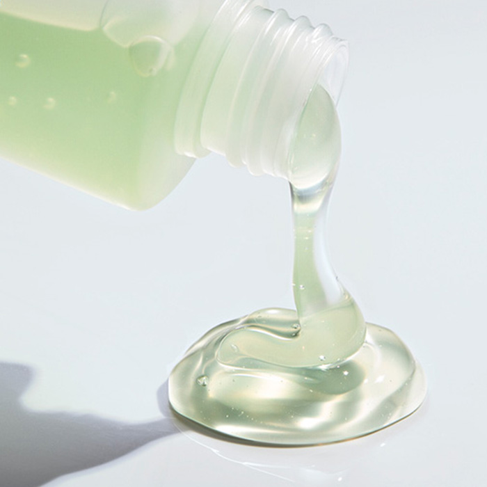 BABOR Reinigungsgel 2in1 Cleansing Gel & Tonic läuft aus der Flasche