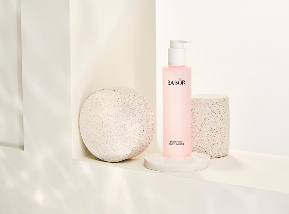Produktshot von rosanem Babor Gesichtswasser in beigem Setting