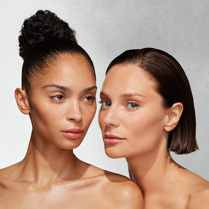 Vrouw van middelbare leeftijd en jongere vrouw zonder rimpels