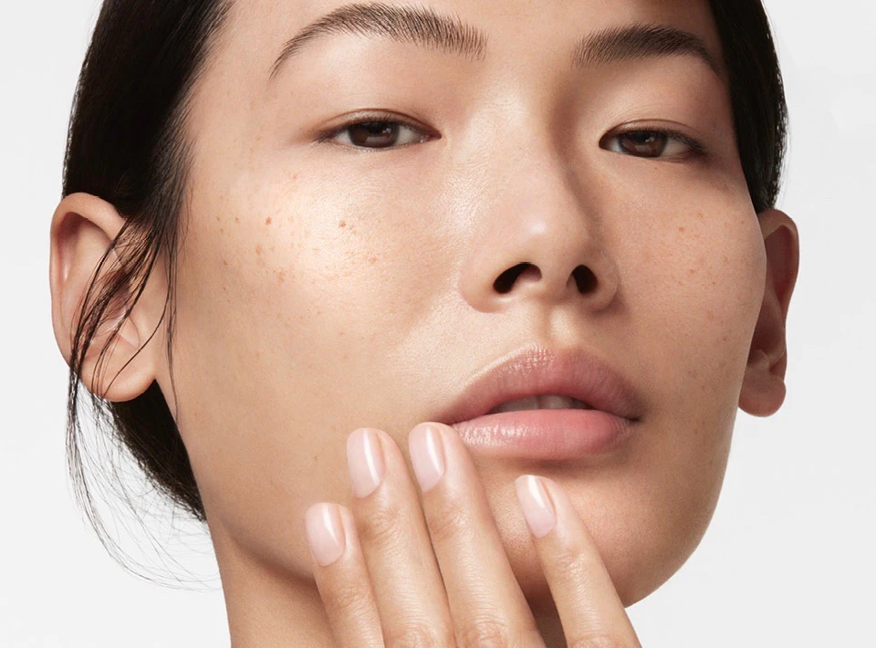 Gesicht einer asiatischen Frau mit makelloser Haut