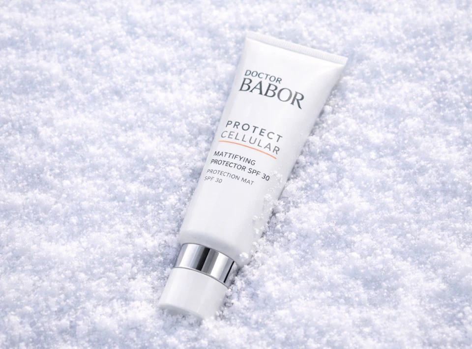 Pravidlo: pokud je pleť ve stresových podmínkách, nechtějte po ní liftovat nebo se zbavovat vrásek. Chraňte ji a opečovávejte, prostě ji vytvořte energeticky vyvážený „jídelníček“.