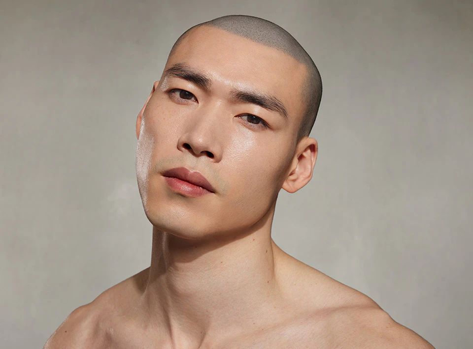 Kopf eines asiatischen Mannes mit gepflegter Gesichtshaut
