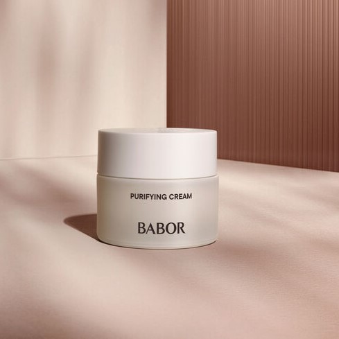 Grüne BABOR Creme Tube auf Stein