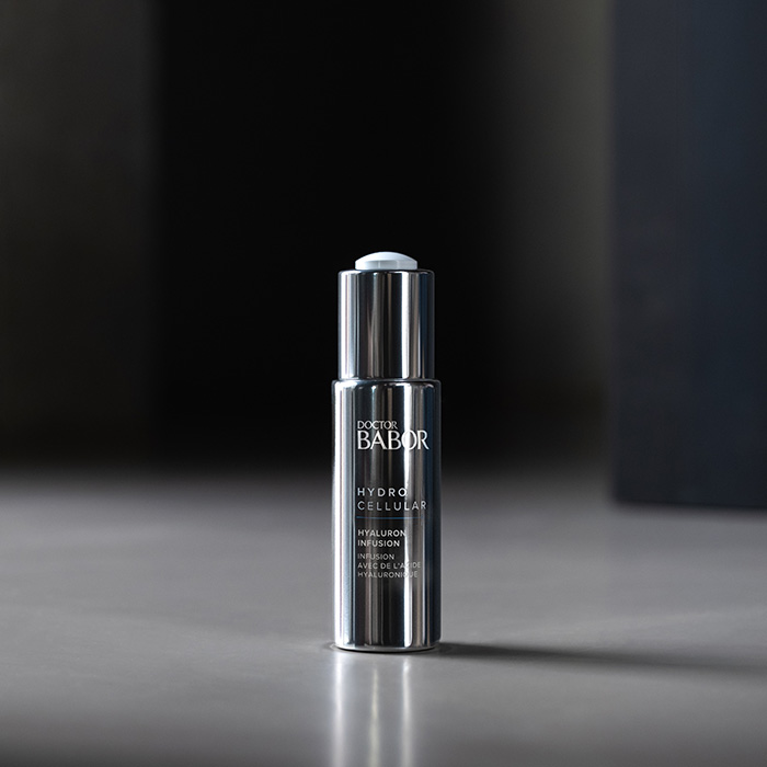 DOCTOR BABOR Hyaluron Serum vor dunklem Hintergrund
