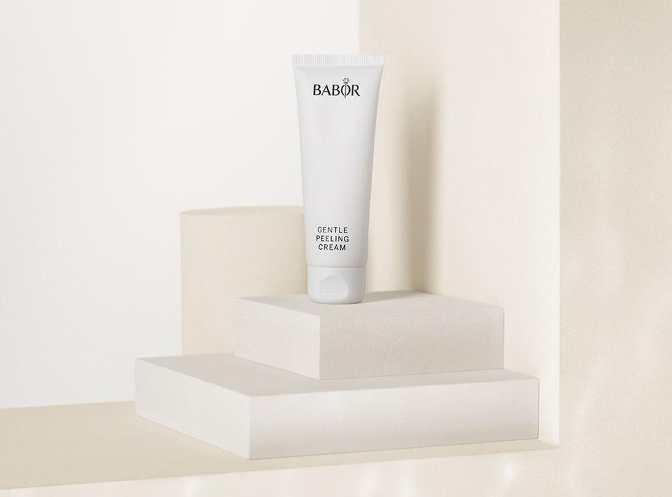 Produktshot von Babor Peeling in beigem Setting