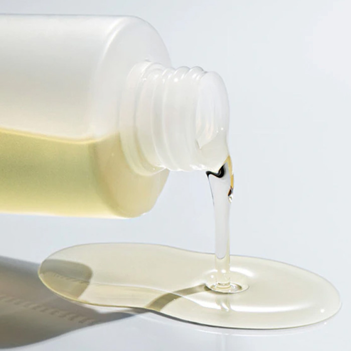 BABOR Reinigungsöl HY-ÖL läuft aus der Flasche