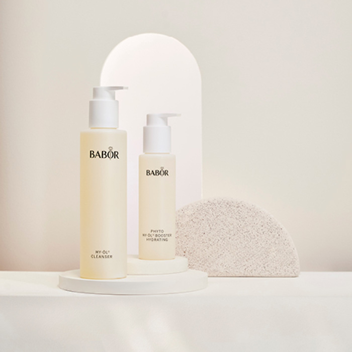 Produktshot Babor Hy-Öl und Phyto Booster in beigem Setting