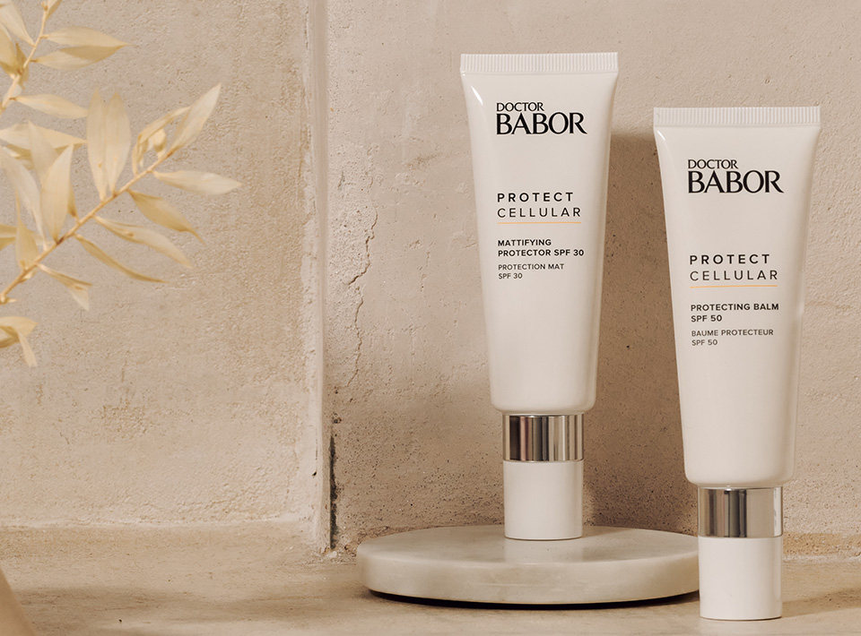 Vrouw met de zon op haar gezicht en een gezonde bruine kleur