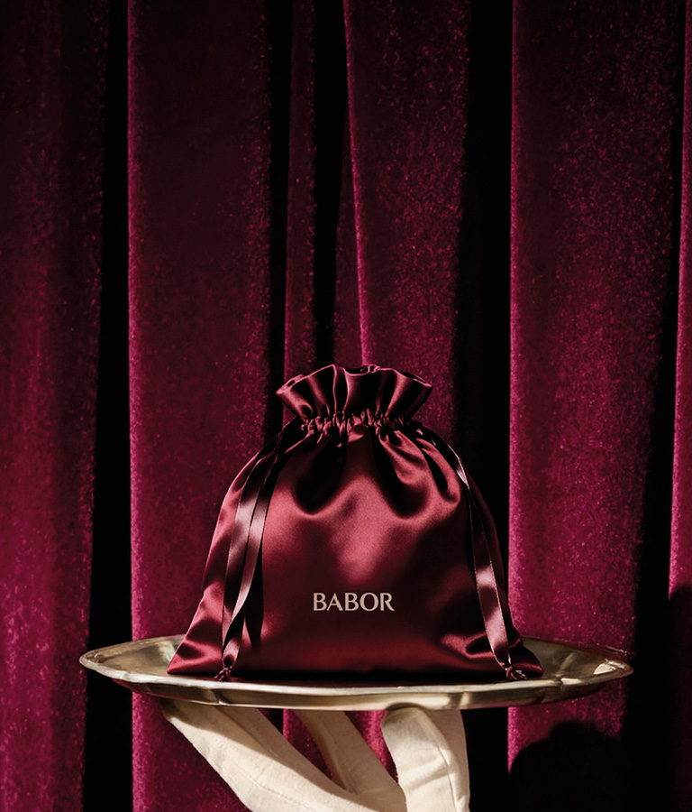 <span style="display:inline-block;">GIFT BEAUTY MOMENTS IN AN EXCLUSIVE LOOK</span>